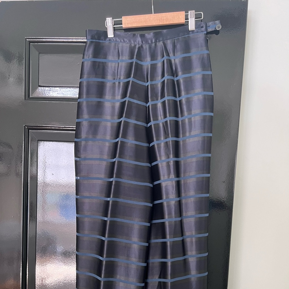 Giorgio Armani patterned pants in shiny blue. Size 42 - very polished